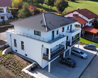 Cozy vacation apartment in boho style (75sqm) with terrace and barrier-free - Weißenburg in Bayern - Building