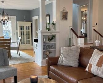 House in Bridgewater college. Less than 10 minutes to JMU, vineyards, much more. - Bridgewater - Sala de estar