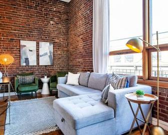 Modern Old City Loft - Downtown Knoxville - Knoxville - Living room