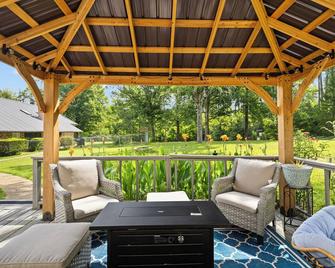 Charming Guest House – 1br + Sleeping Nook, Full Kitchen, Gazebo, & Boat Parking - Marshall - Innenhof