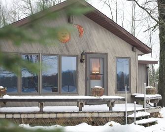 Quiet waterfront cabin near Tomahawk & Minocqua, Pet friendly - Tomahawk - Patio