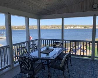 Newport County waterfront home with hot tub! Use of 3 kayaks included! - Portsmouth - Balcony