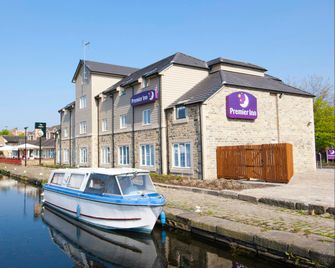 Premier Inn Huddersfield Central - Huddersfield - Building