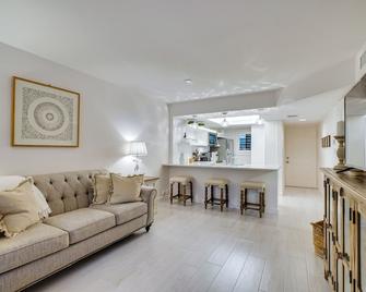 Bonita Springs Condo with Community Pool! - Bonita Springs - Living room