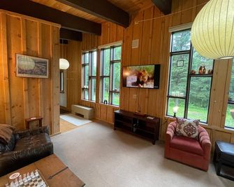 Bright, private, rustic, large, vaulted ceiling home -acre+ wooded spacious lot - Anchorage - Living room