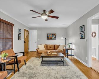 The Cozy Coop: Charming 2-Bedroom Starkville House Walking Distance from Campus! - Starkville - Obývací pokoj