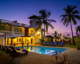 La Vaiencia Beach Resort, Morjim - Morjim - Pool