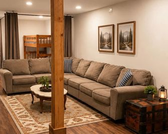 Whispering Pines Cozy Cabin Suite Retreat Near Jordan Lake and Pet Friendly - New Hill - Living room