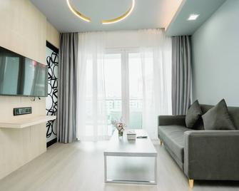 Sleep With Me Hotel Design Hotel @ Patong (Sha Plus+) - Patong - Living room