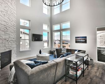Gorgeous Jordanelle Lake Property - 4bd/3.5ba - Kamas - Living room