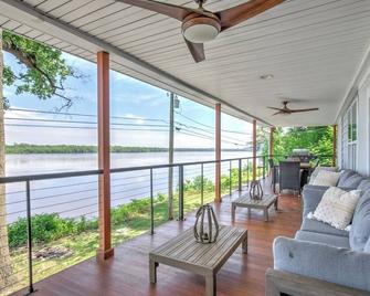 The Riverfront Serenity Lodge - York - Balcony