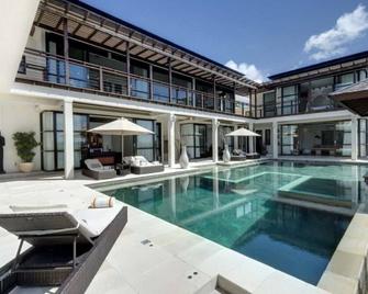 SO4002 - 4 Bedroom Villa in Jimbaran - Denpasar - Pool