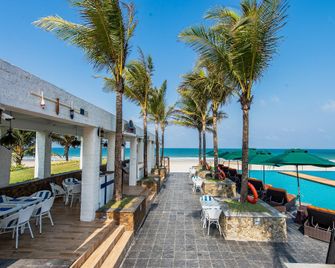Ngwe Saung Yacht Club & Resort - Ngwesaung - Patio