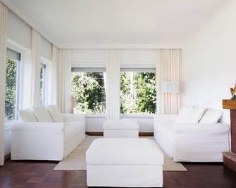 GuestReady - Lakefront Casa do Garajau - Furnas - Salon