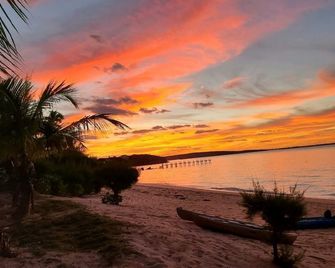 Trela Sands is a 3 Bedroom Unit with generator, right on a sandy beach - North Palmetto Point - Playa