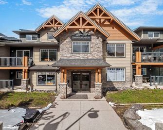 Copperstone 2BR in the Canadian Rockies - Dog-Friendly, Shared Hot Tub - Dead Man's Flats - Edificio