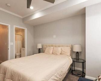Clean Home for 8ppl near Downtown. Prime Location for all events! JHU/Arena\n\n - Baltimore