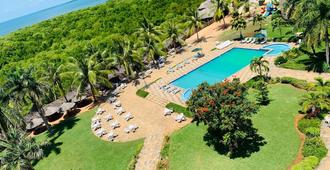 Tanga Beach Resort & Spa - Tanga - Piscina