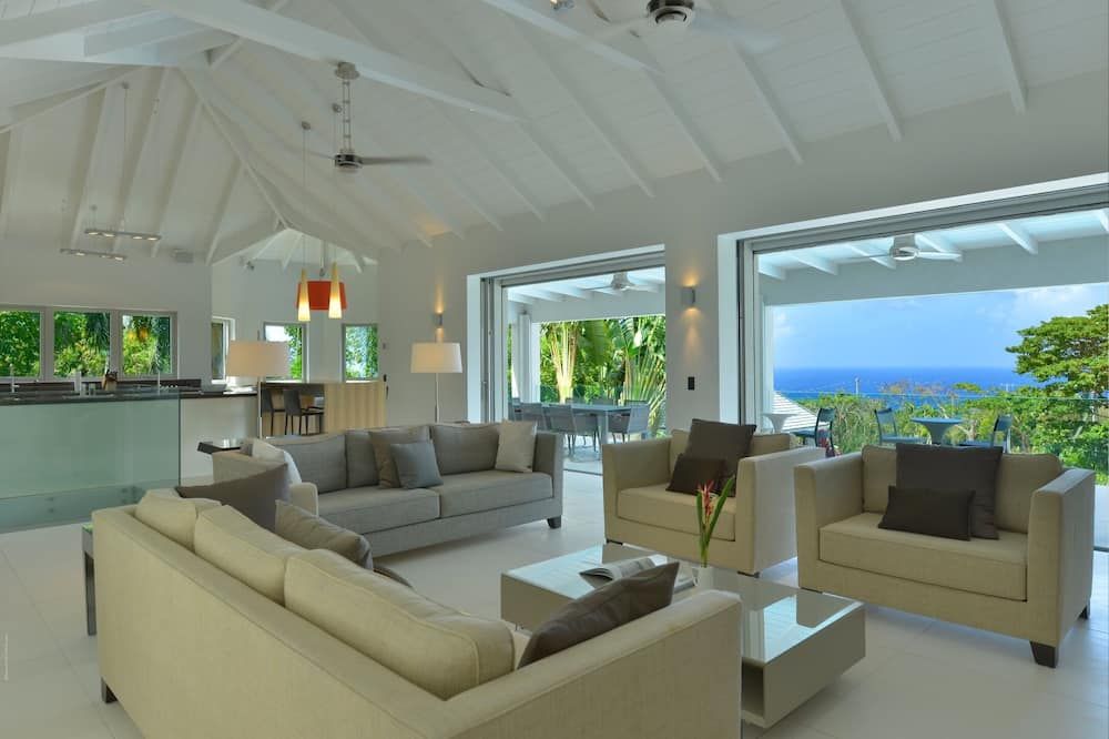 Family Luxury, Resort Level Amenities, Ocean Views, Perfect Location, Gym. - เนวิส - ห้องนั่งเล่น