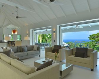 Family Luxury, Resort Level Amenities, Ocean Views, Perfect Location, Gym. - เนวิส - ห้องนั่งเล่น
