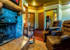 Callahan's Mountain Lodge - Ashland - Living room