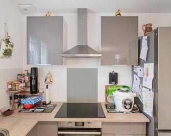 Charming Countryside Stay - Saint-Médard-de-Guizières - Kitchen