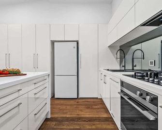 Albert Park Bespoke Brilliance 4Bed 2Bath - Melbourne - Kitchen