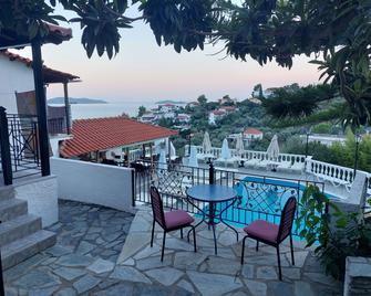 Fengeros Village - Skiathos - Patio