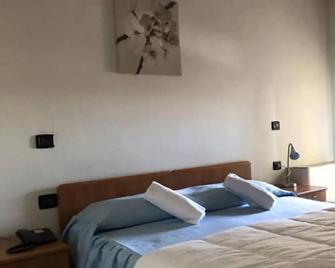 Hotel Ristorante Gallo D'Oro - Vignola - Bedroom