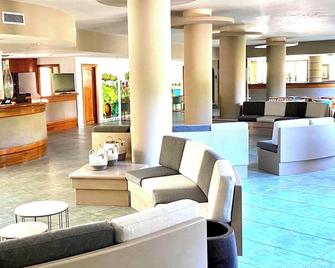 Hotel with swimming-pool in Arborea just 600 meters from the sea - Arborea - Lobby