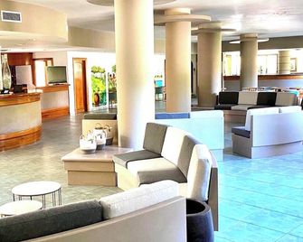 Hotel with swimming pool in Arborea just 650 meters from the sea - Arborea - Lobby