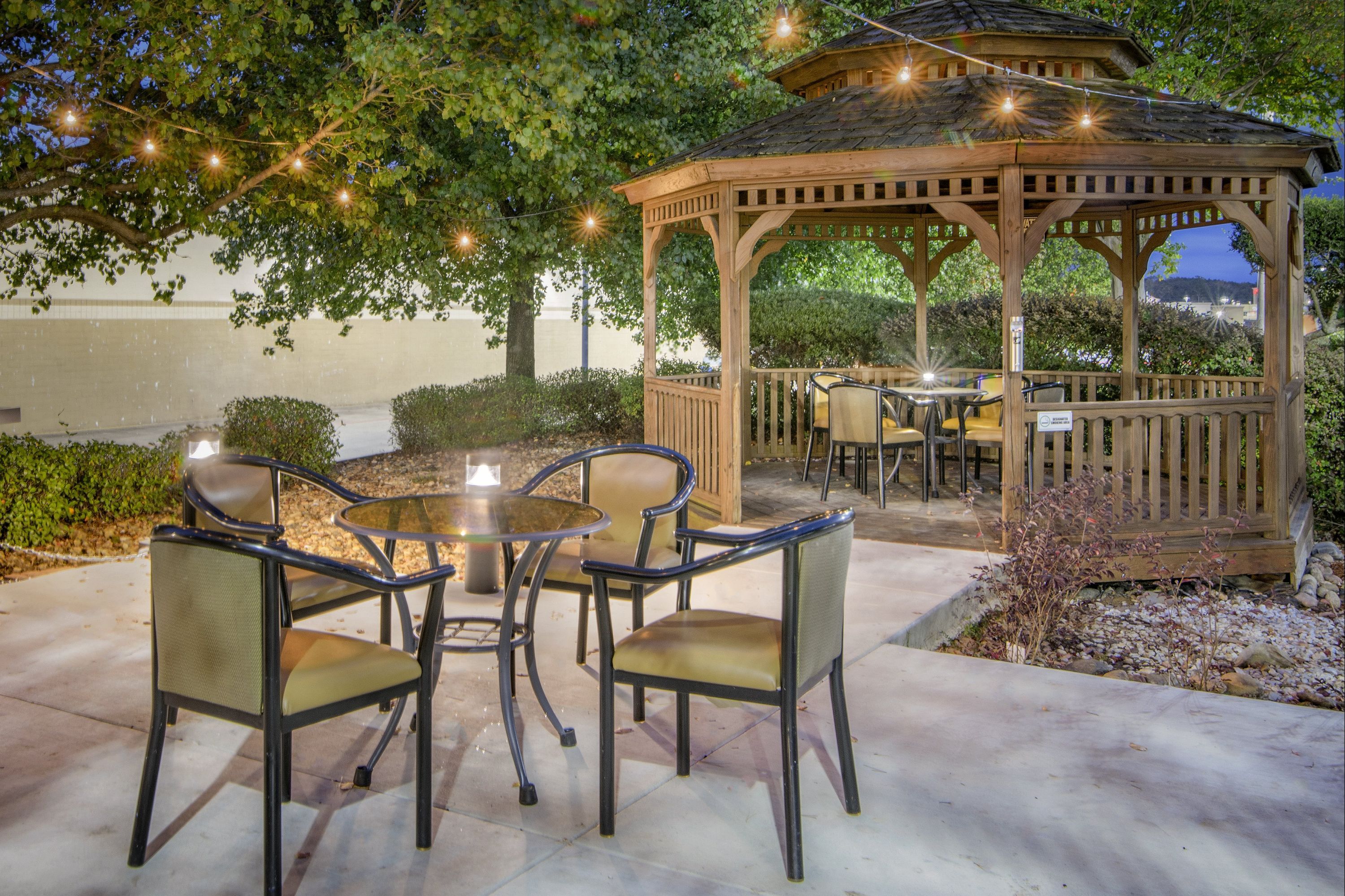 Holiday Inn Express & Suites Longview North By IHG - לונגוויו - פטיו