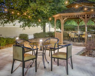 Holiday Inn Express & Suites Longview North By IHG - לונגוויו - פטיו
