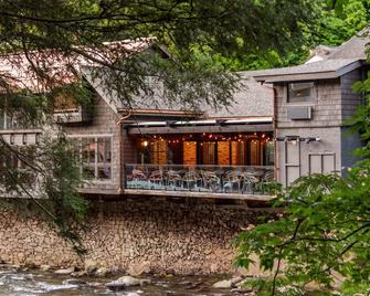 Historic Rocky Waters Inn, A Small Luxury Hotel - Gatlinburg - Building