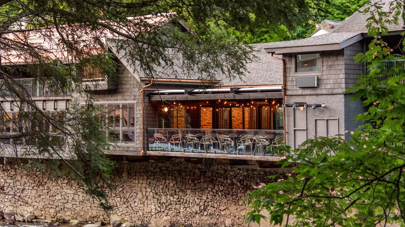 Historic Rocky Waters Inn, A Small Luxury Hotel