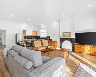 Welcome To Harry's. - Traralgon - Living room