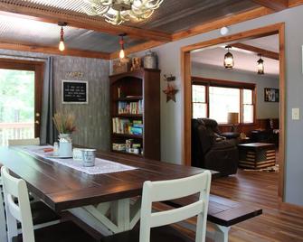 Hilltop Getaway On 140+ Private Wooded Acres With Trails, Pond, Beautiful View!! - Odon - Comedor