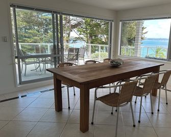 Luxury retreat overlooking Manly Beach - Whangaparaoa - Comedor