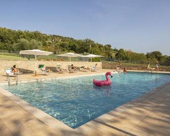 卡里尼亞諾酒店 - 古比歐 - 古比奧 - 游泳池