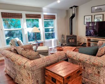 Beautiful Garden Home By The Bay! - Tillamook - Soggiorno