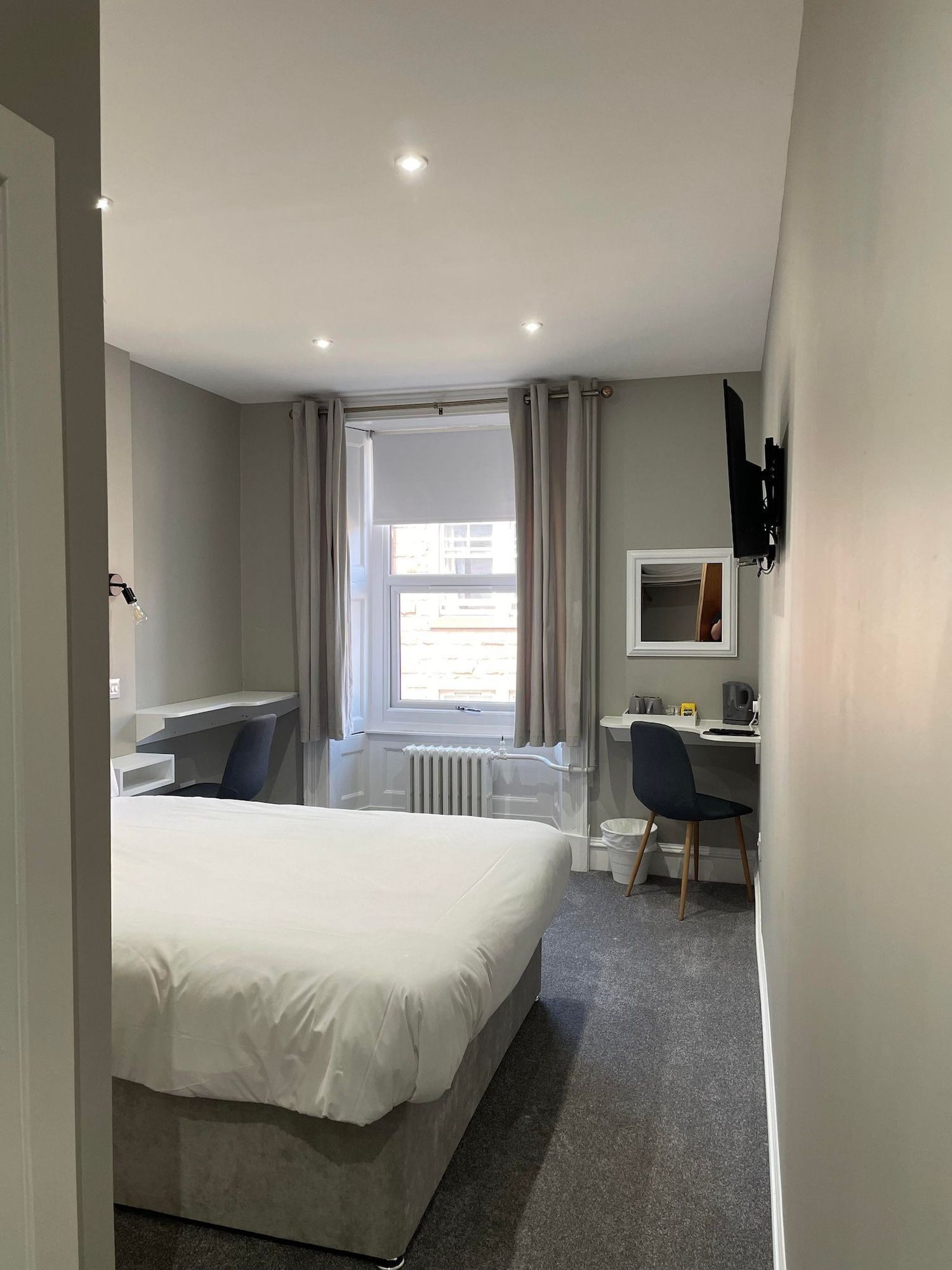 أيرلي أرمز هوتل