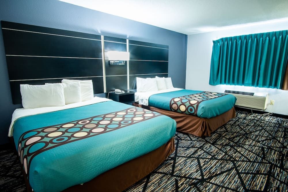 Coratel Inn and Suites By Jasper New Richmond - Standard 2 Queen Bed Non Smoking - New Richmond - Slaapkamer