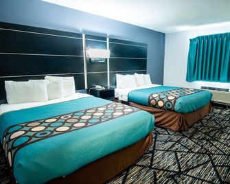 Coratel Inn and Suites By Jasper New Richmond - Standard 2 Queen Bed Non Smoking - New Richmond - Slaapkamer