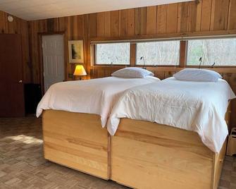 Closest Cabin to Old Rag & Steps to White Oak Canyon; 2 ponds w/ private creek - Syria - Bedroom