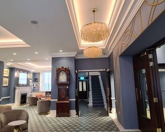 Commodore Hotel - London - Lobby