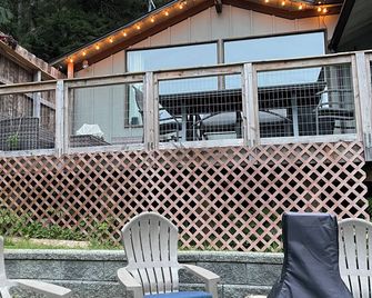 Quinault Cove- Two Cabin Property on Quiet Lake Quinault - Amanda Park - Patio