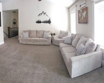 Affordable Family Getaway- 90 minutes to Yellowstone - Idaho Falls - Living room