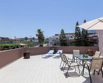 Semiso Beach Suites- 2 Bedroom Apartment - Paralia Kourna - Balcón