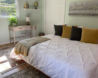 Modern Little Studio, Great Home Away From Home - North Druid Hills - Bedroom