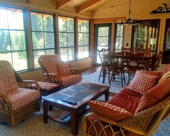 Beachfront Lake Superior Twelvemilerock.Com - Grand Marais - Living room